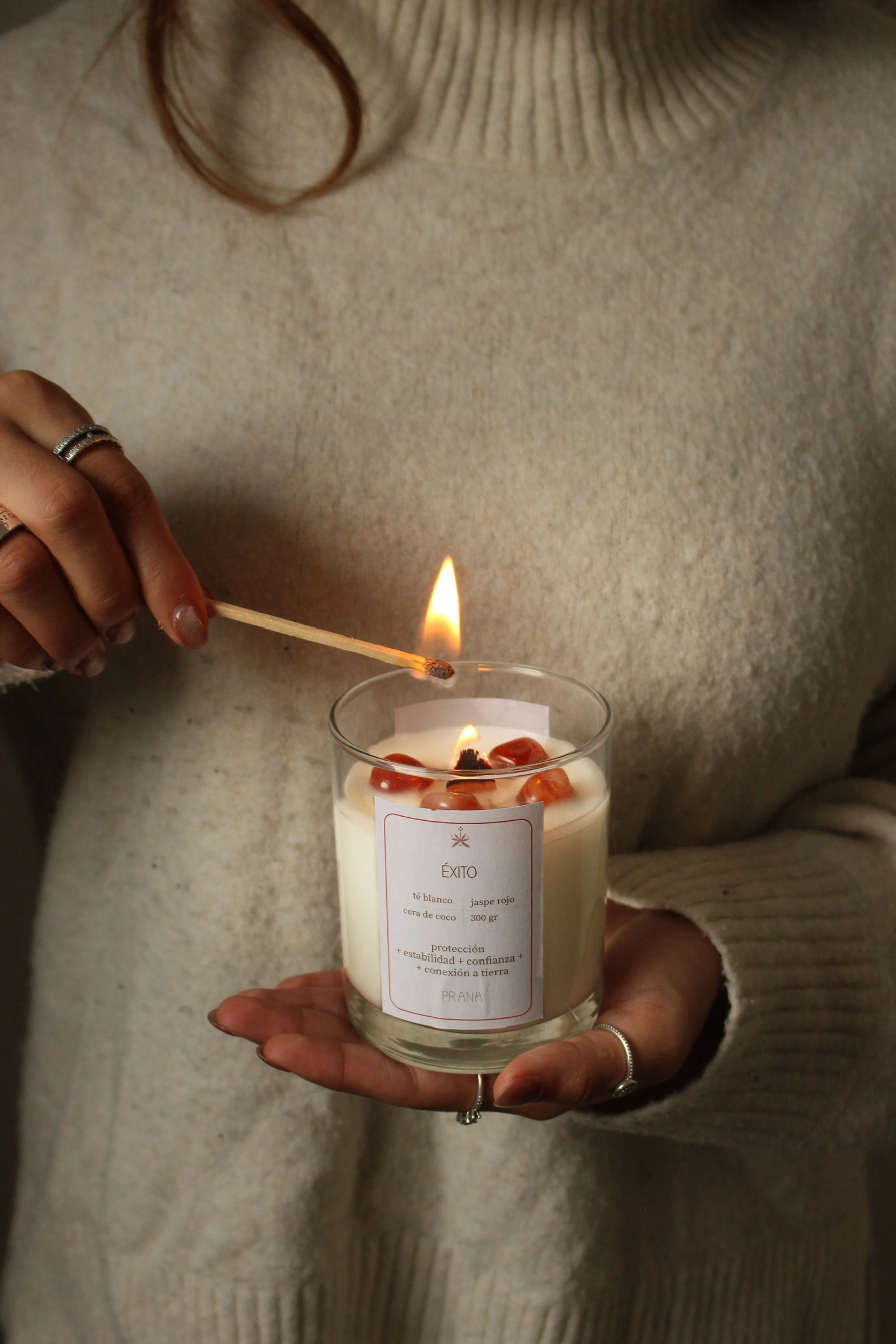 Fotografía de vela decorativa en ambiente minimalista